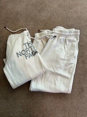 The North Face Cream/Off-White Fleece hoodie & Sweatpants set